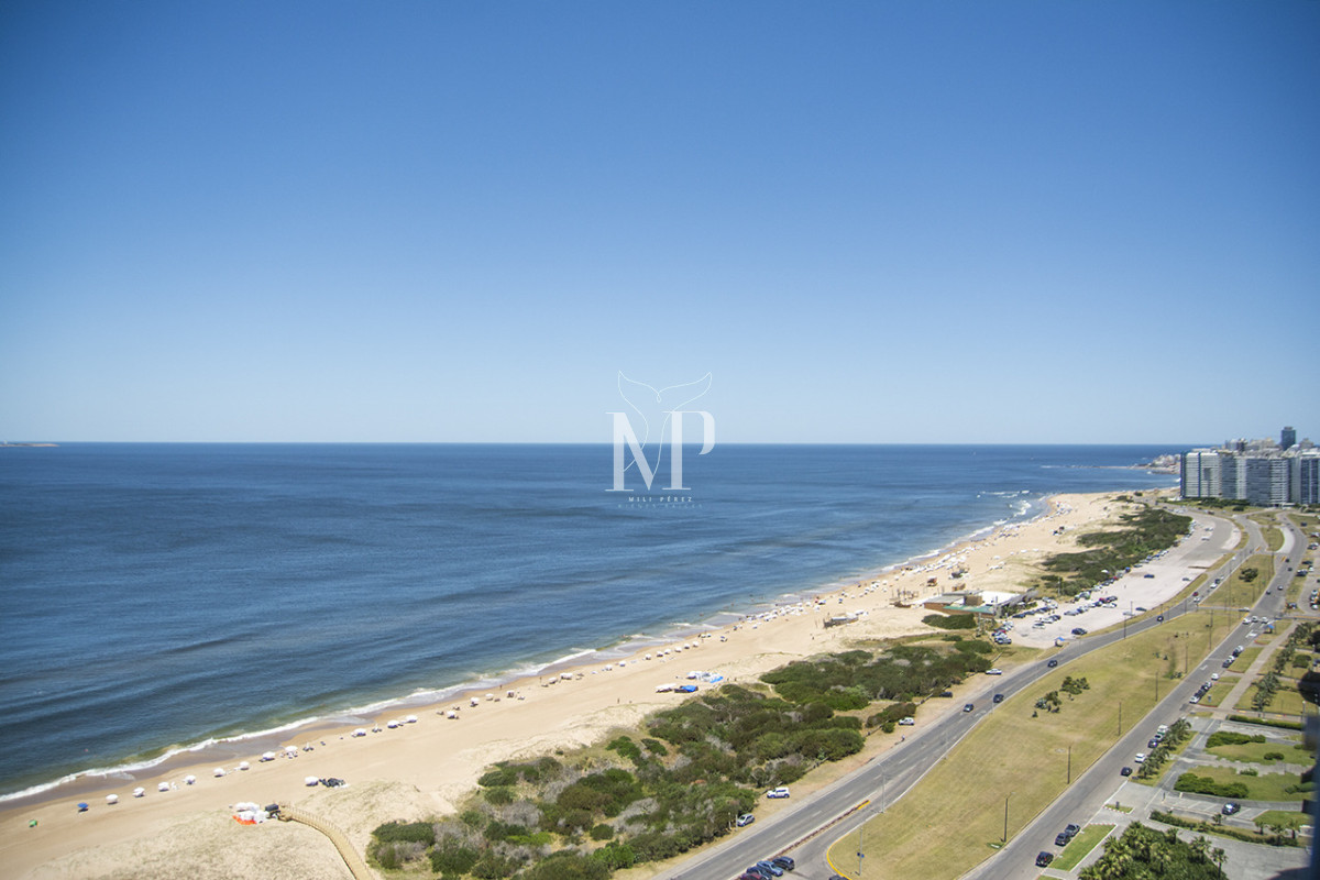 Apartamento ID.119 - A mentros del mar, en venta apartamento de 3 dormitorios en suite con hermosas vistas, Punta del Este