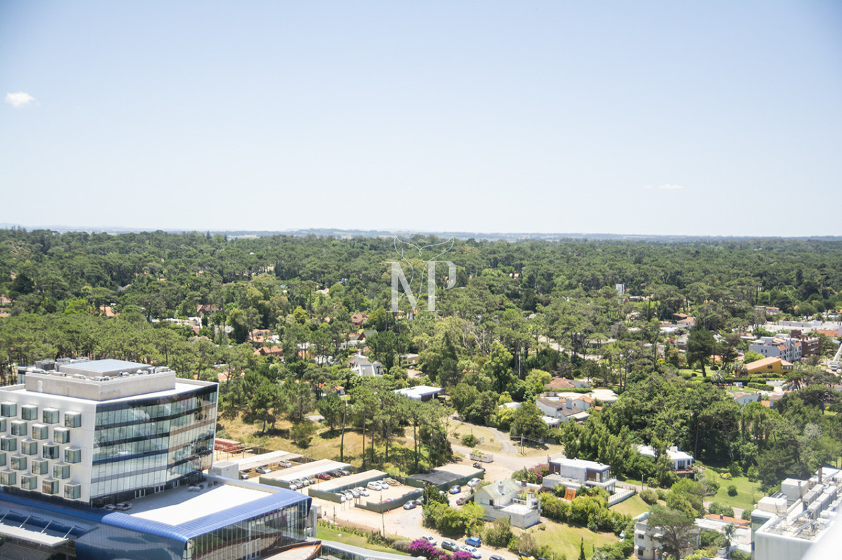 Apartamento ID.119 - A mentros del mar, en venta apartamento de 3 dormitorios en suite con hermosas vistas, Punta del Este