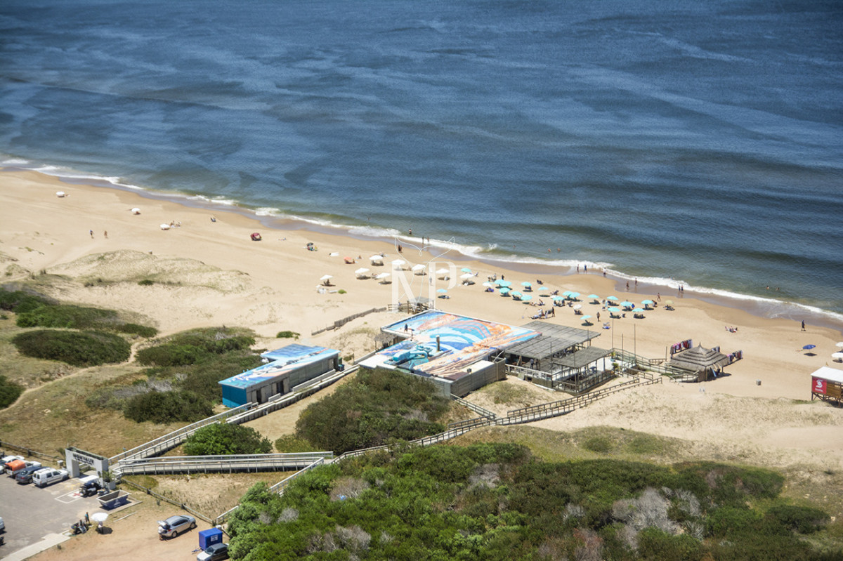 Apartamento ID.119 - A mentros del mar, en venta apartamento de 3 dormitorios en suite con hermosas vistas, Punta del Este