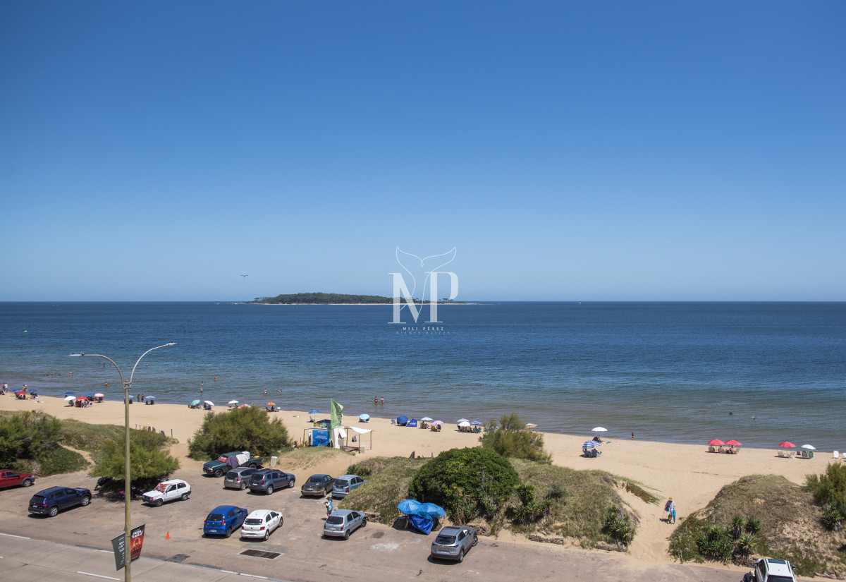 Apartamento ID.139 - Vende hermoso Penthouse en Playa Mansa con azotea propia en Punta del Este