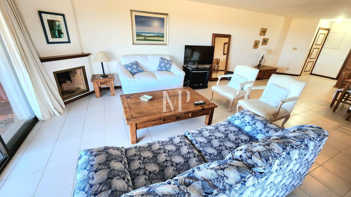 Apartamento ID.135 - En venta apartamento de 3 dormitorios con parrillero y excelente vista en Manantiales