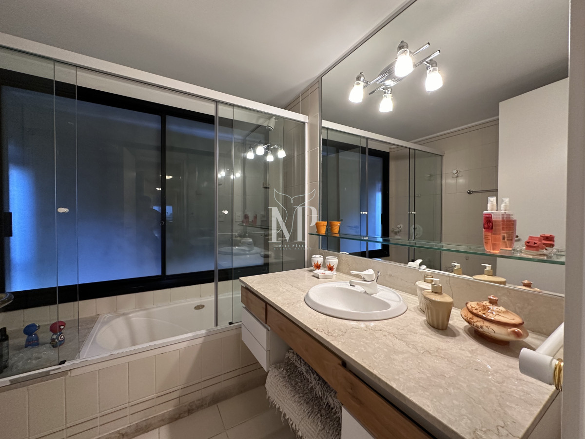 Apartamento ID.66 - Departamento en Portofino con 2 garajes y hermosa vista al Puerto, Punta del Este