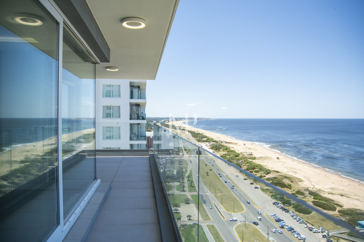 Apartamento ID.119 - A mentros del mar, en venta apartamento de 3 dormitorios en suite con hermosas vistas, Punta del Este