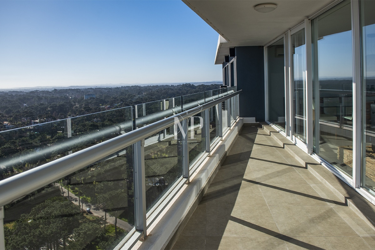 Apartamento ID.52 - Vende departamento de 3 suites en Punta del Este.