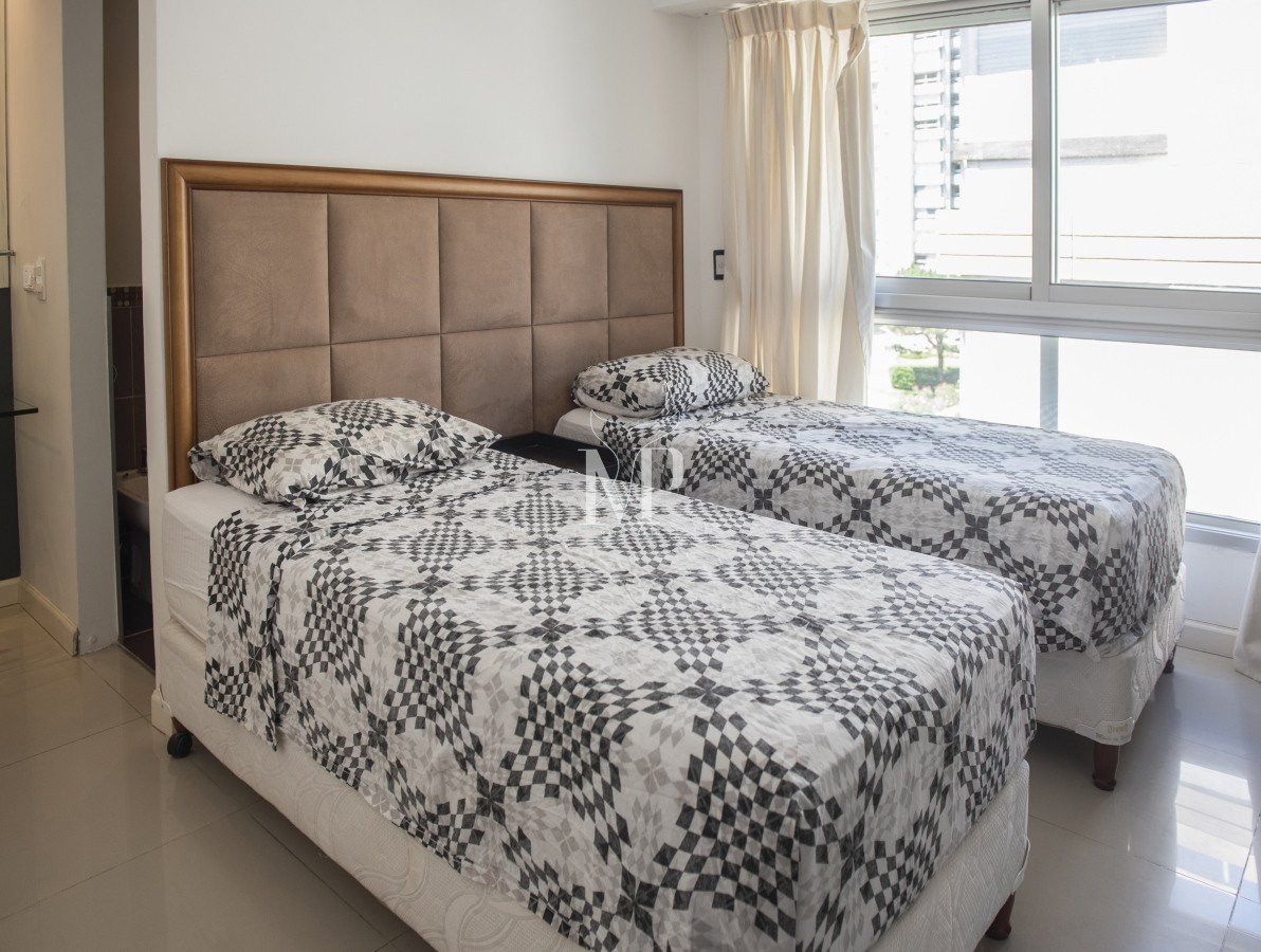 Apartamento ID.139 - Vende hermoso Penthouse en Playa Mansa con azotea propia en Punta del Este