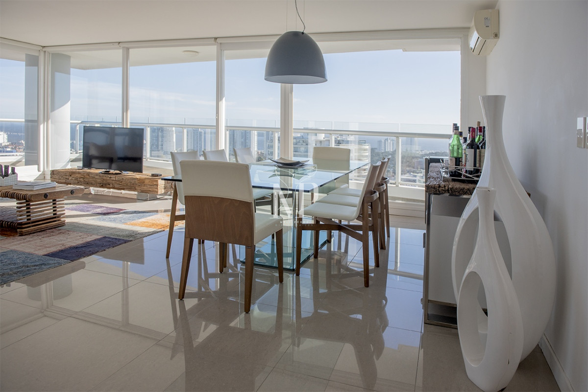 Apartamento ID.52 - Vende departamento de 3 suites en Punta del Este.