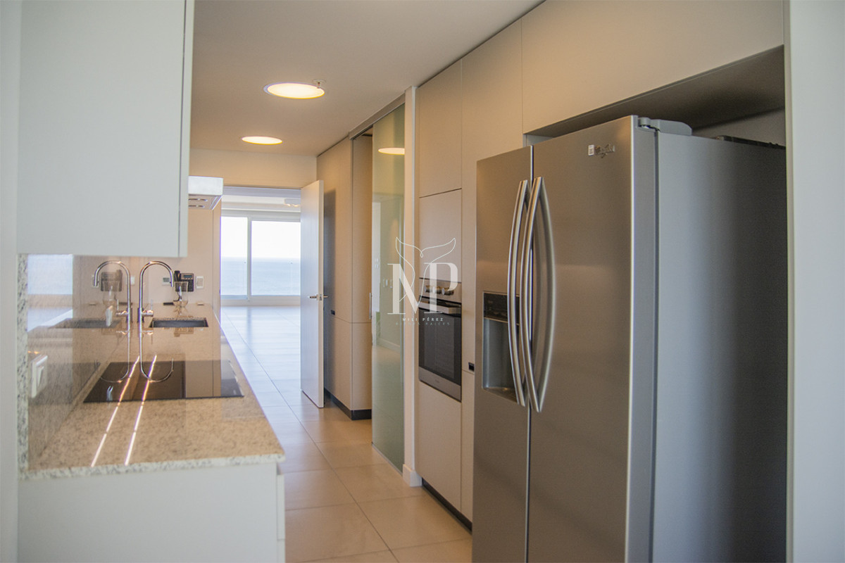 Apartamento ID.119 - A mentros del mar, en venta apartamento de 3 dormitorios en suite con hermosas vistas, Punta del Este