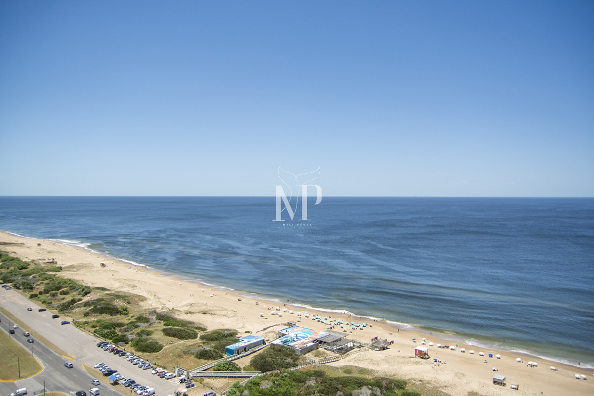 Apartamento ID.119 - A mentros del mar, en venta apartamento de 3 dormitorios en suite con hermosas vistas, Punta del Este