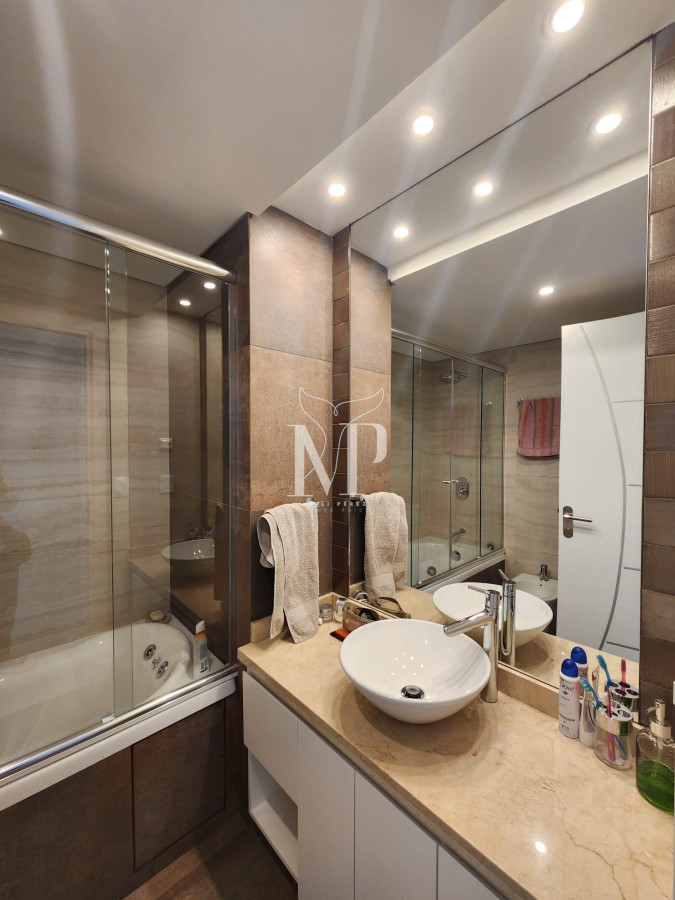 Apartamento ID.143 - EDIFICIO MIAMI BOULEVARD II, UNIDAD LATERAL EN VENTA, 2 DORMITORIOS, PLAYA MANSA, PARRILLERO EN BALCÒN