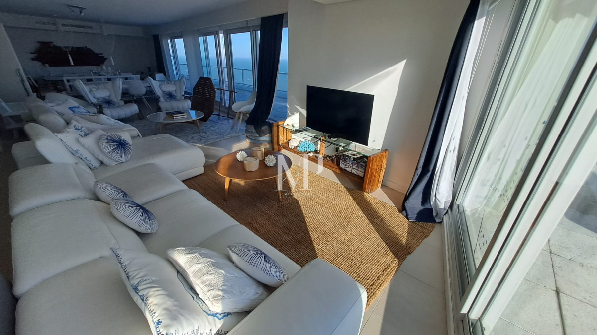 Apartamento ID.54 - Lujoso Apartamento en venta de 3 dormitorios en Suite en Punta del Este. Primera Linea Brava. Torre Le Parc