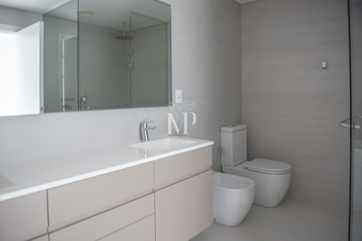 Apartamento ID.45 - Departamento frente al mar en venta, Piso alto. 3 dormitorios. Torre Le Parc,  Punta del Este