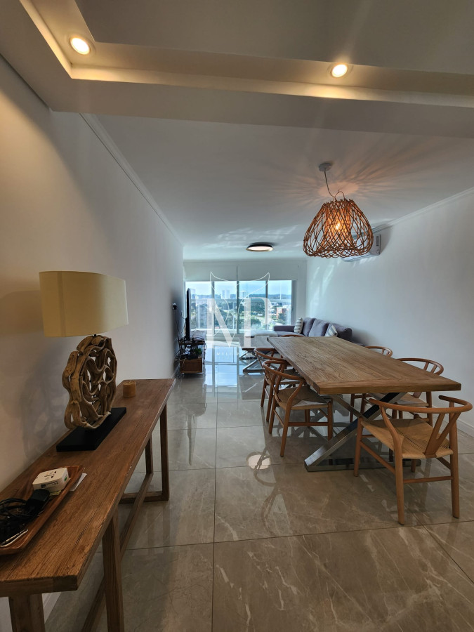 Apartamento ID.143 - EDIFICIO MIAMI BOULEVARD II, UNIDAD LATERAL EN VENTA, 2 DORMITORIOS, PLAYA MANSA, PARRILLERO EN BALCÒN