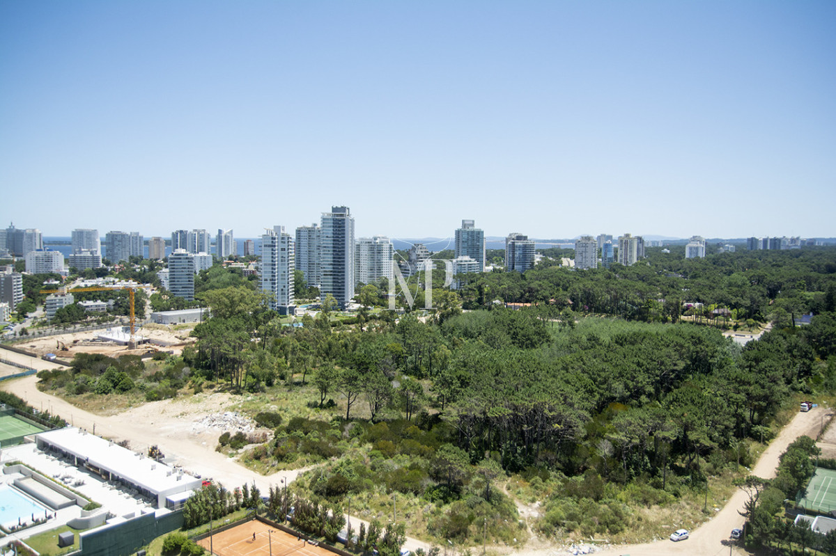 Apartamento ID.119 - A mentros del mar, en venta apartamento de 3 dormitorios en suite con hermosas vistas, Punta del Este