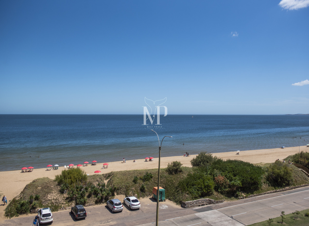 Apartamento ID.139 - Vende hermoso Penthouse en Playa Mansa con azotea propia en Punta del Este