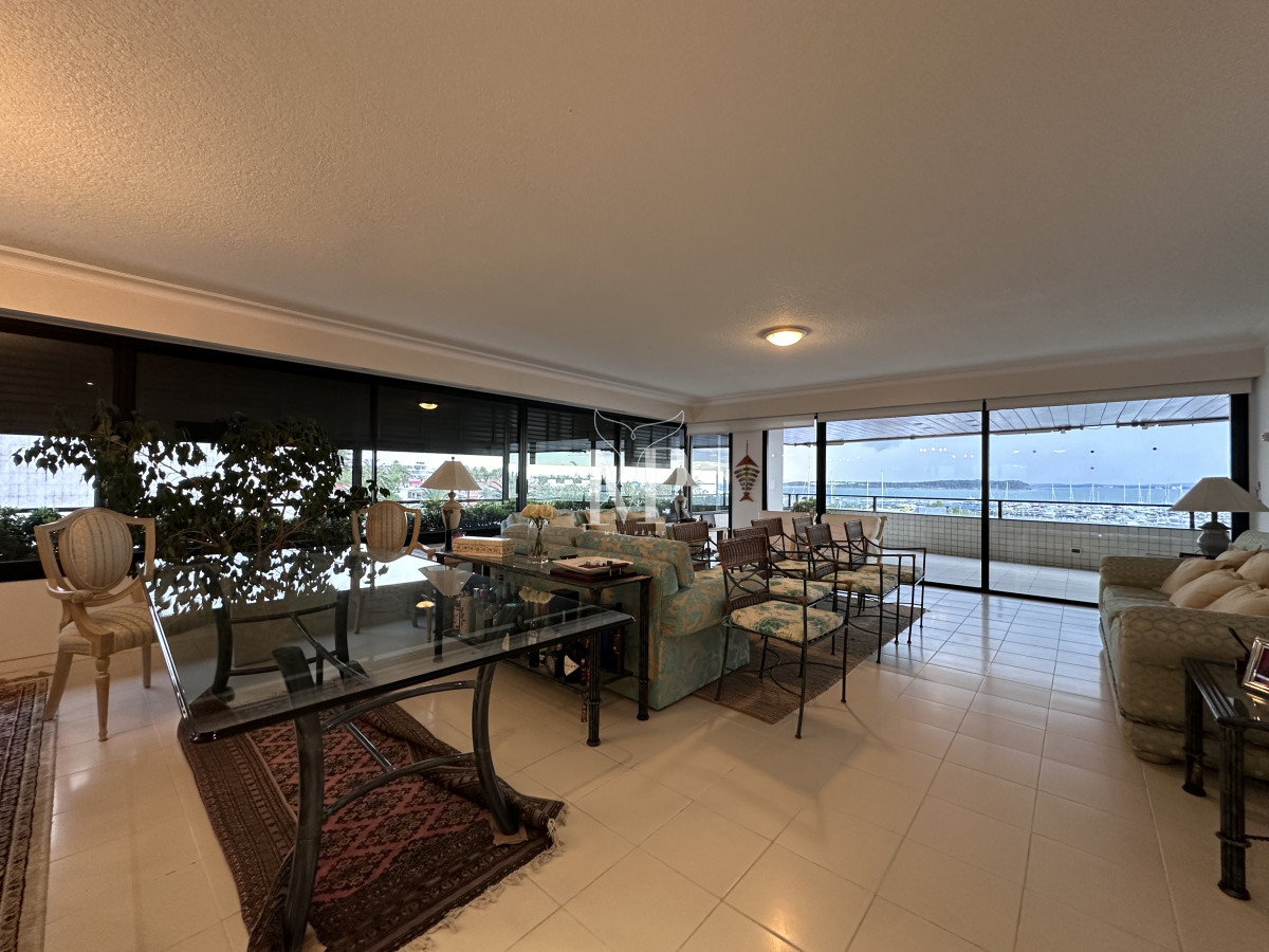 Apartamento ID.66 - Departamento en Portofino con 2 garajes y hermosa vista al Puerto, Punta del Este