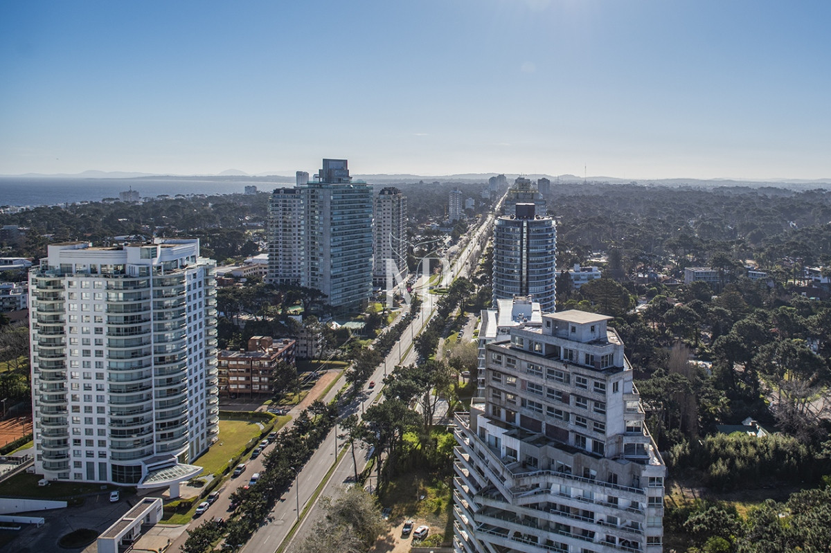 Apartamento ID.52 - Vende departamento de 3 suites en Punta del Este.