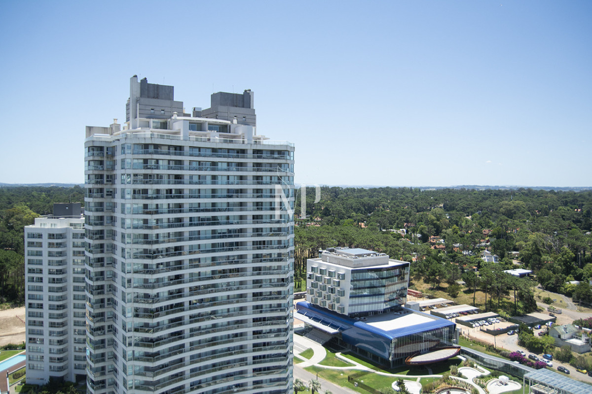 Apartamento ID.119 - A mentros del mar, en venta apartamento de 3 dormitorios en suite con hermosas vistas, Punta del Este