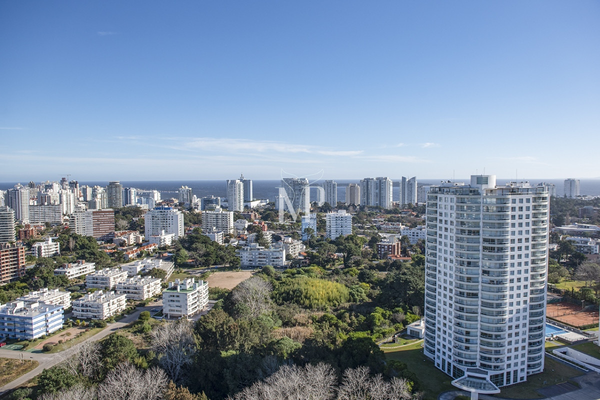 Apartamento ID.52 - Vende departamento de 3 suites en Punta del Este.