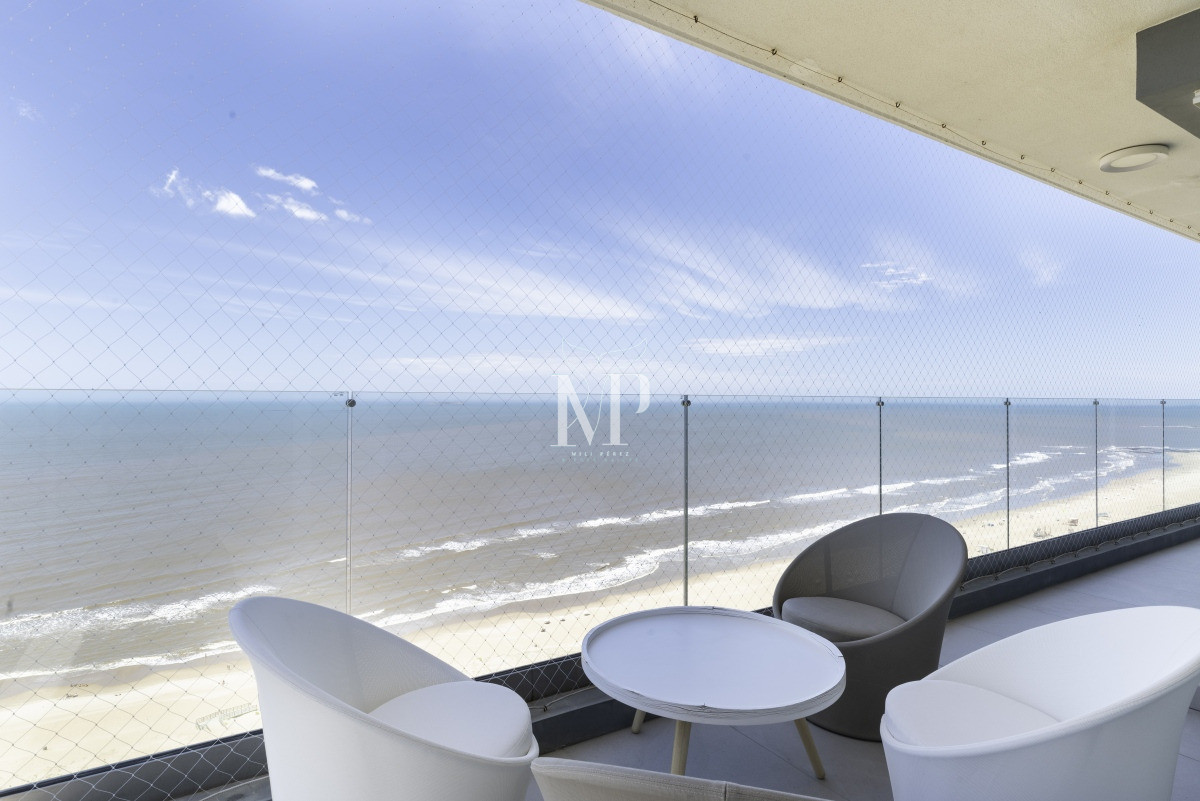 Apartamento ID.119 - A mentros del mar, en venta apartamento de 3 dormitorios en suite con hermosas vistas, Punta del Este