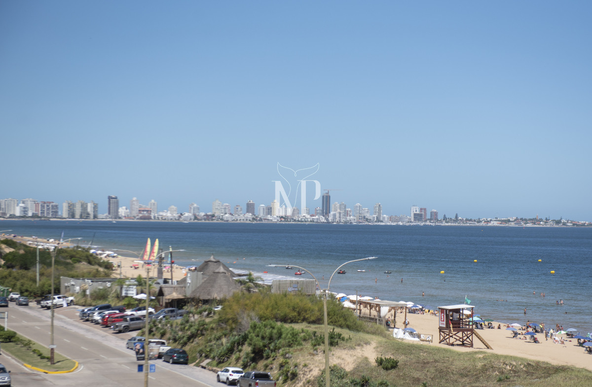 Apartamento ID.139 - Vende hermoso Penthouse en Playa Mansa con azotea propia en Punta del Este
