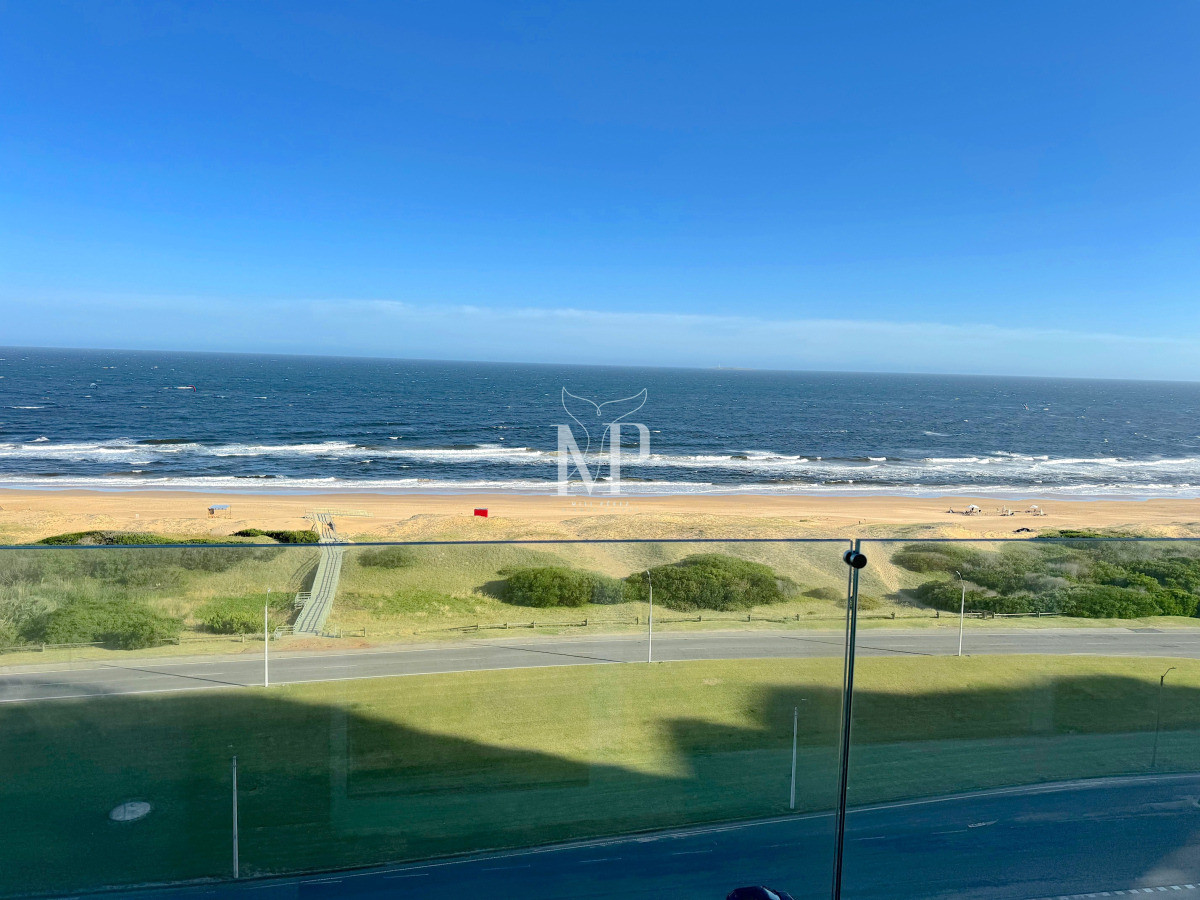 Apartamento ID.120 - Vende apartamento con vista al mar de 3 dormitorios en suite, en Brava Punta del este