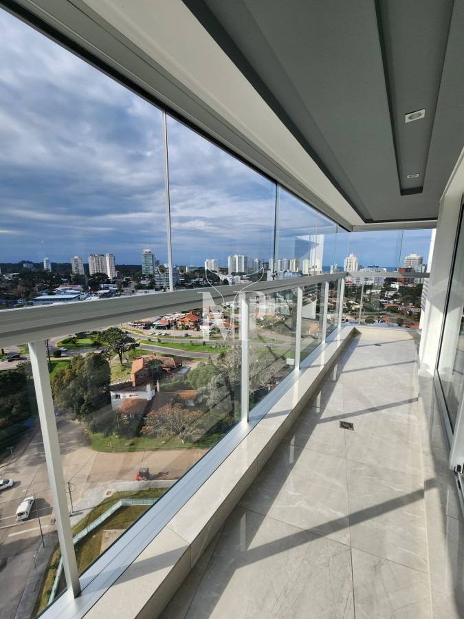 Apartamento ID.143 - EDIFICIO MIAMI BOULEVARD II, UNIDAD LATERAL EN VENTA, 2 DORMITORIOS, PLAYA MANSA, PARRILLERO EN BALCÒN