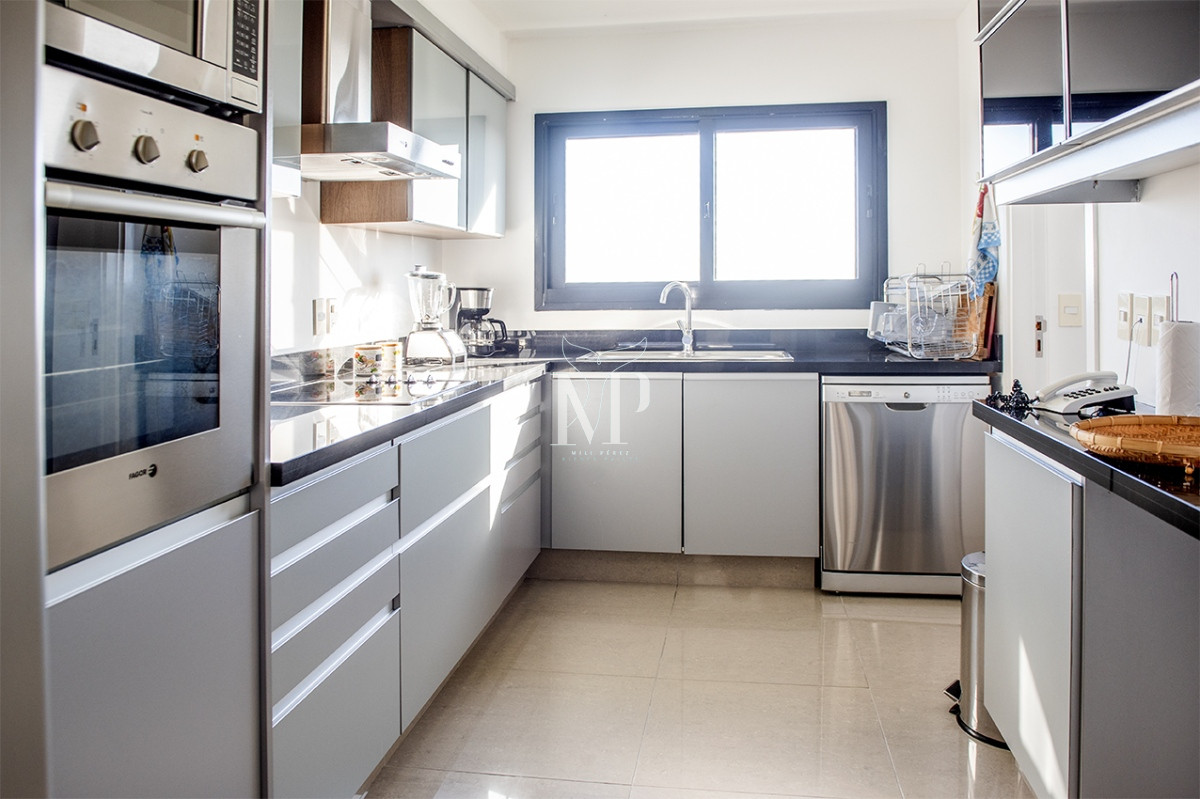 Apartamento ID.52 - Vende departamento de 3 suites en Punta del Este.