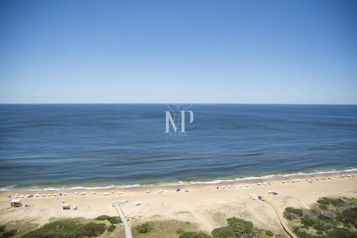 Apartamento ID.119 - A mentros del mar, en venta apartamento de 3 dormitorios en suite con hermosas vistas, Punta del Este