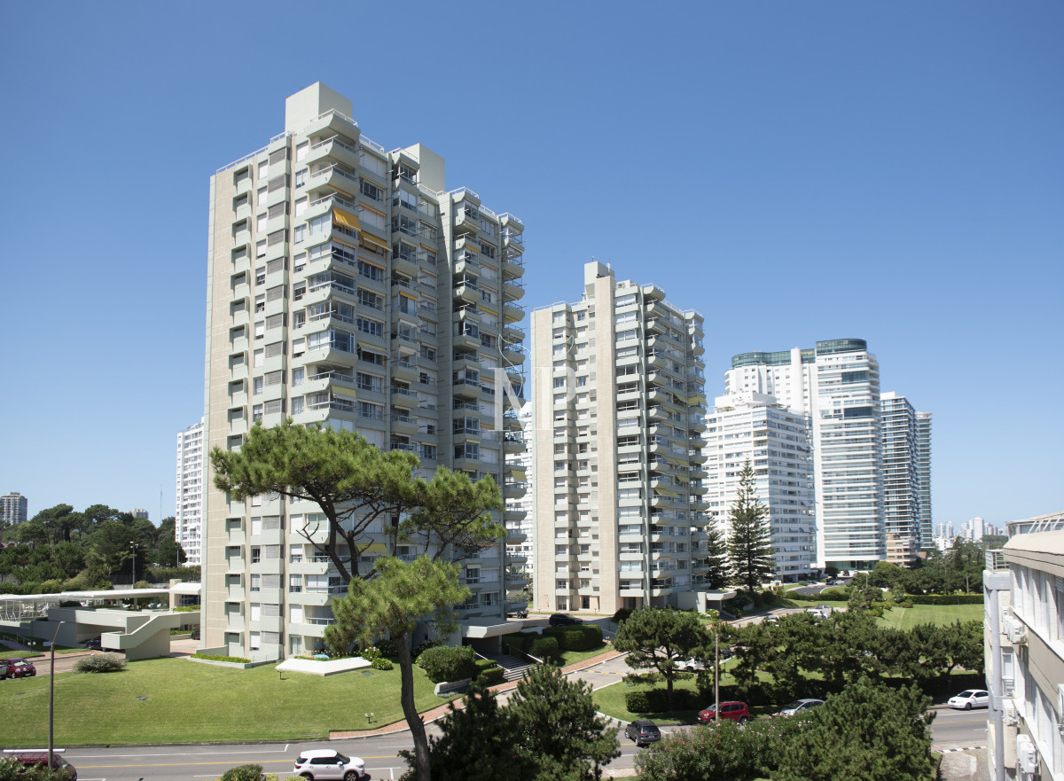 Apartamento ID.139 - Vende hermoso Penthouse en Playa Mansa con azotea propia en Punta del Este