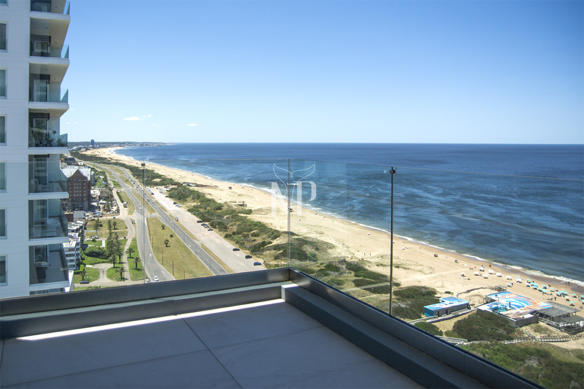 Apartamento ID.119 - A mentros del mar, en venta apartamento de 3 dormitorios en suite con hermosas vistas, Punta del Este