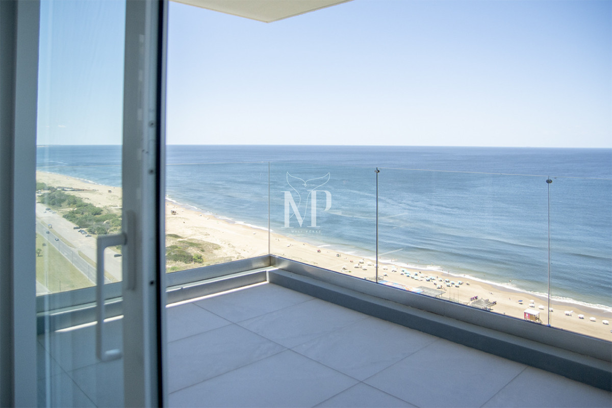 Apartamento ID.119 - A mentros del mar, en venta apartamento de 3 dormitorios en suite con hermosas vistas, Punta del Este
