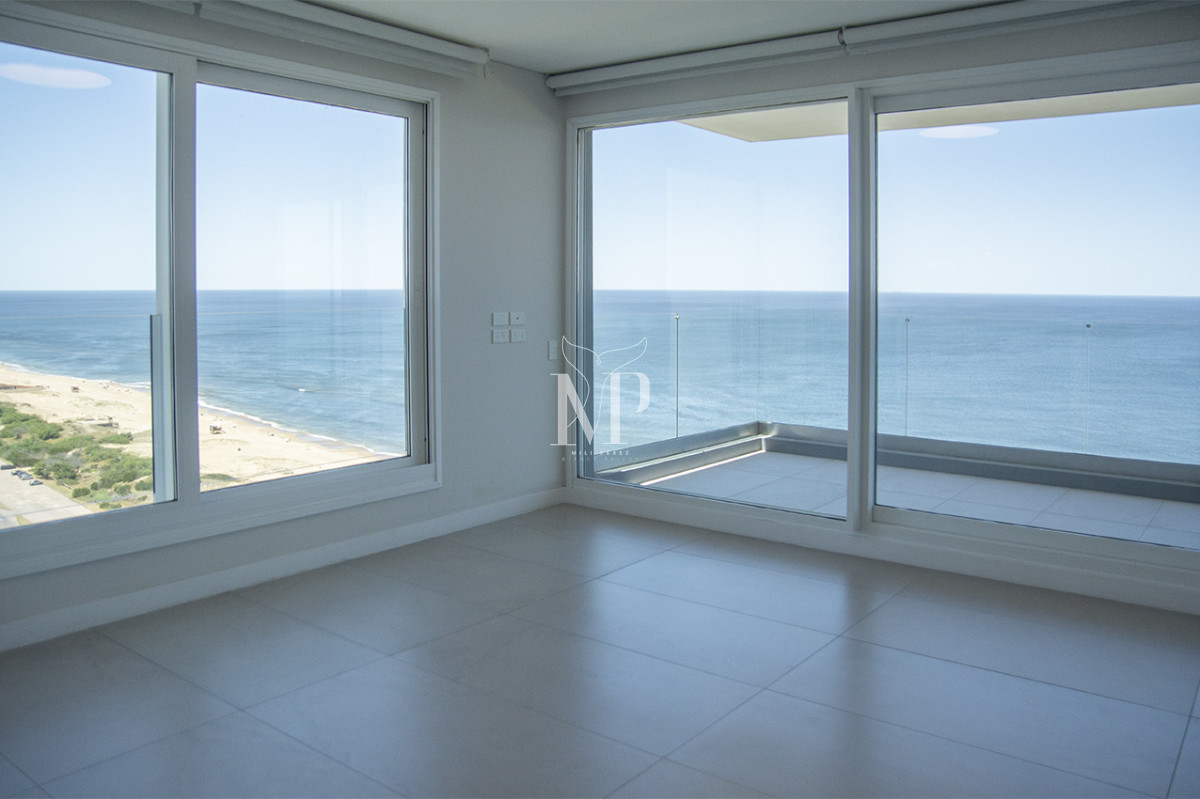 Apartamento ID.119 - A mentros del mar, en venta apartamento de 3 dormitorios en suite con hermosas vistas, Punta del Este