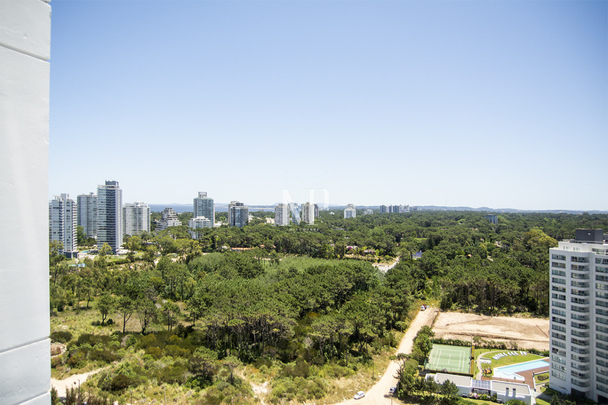 Apartamento ID.119 - A mentros del mar, en venta apartamento de 3 dormitorios en suite con hermosas vistas, Punta del Este