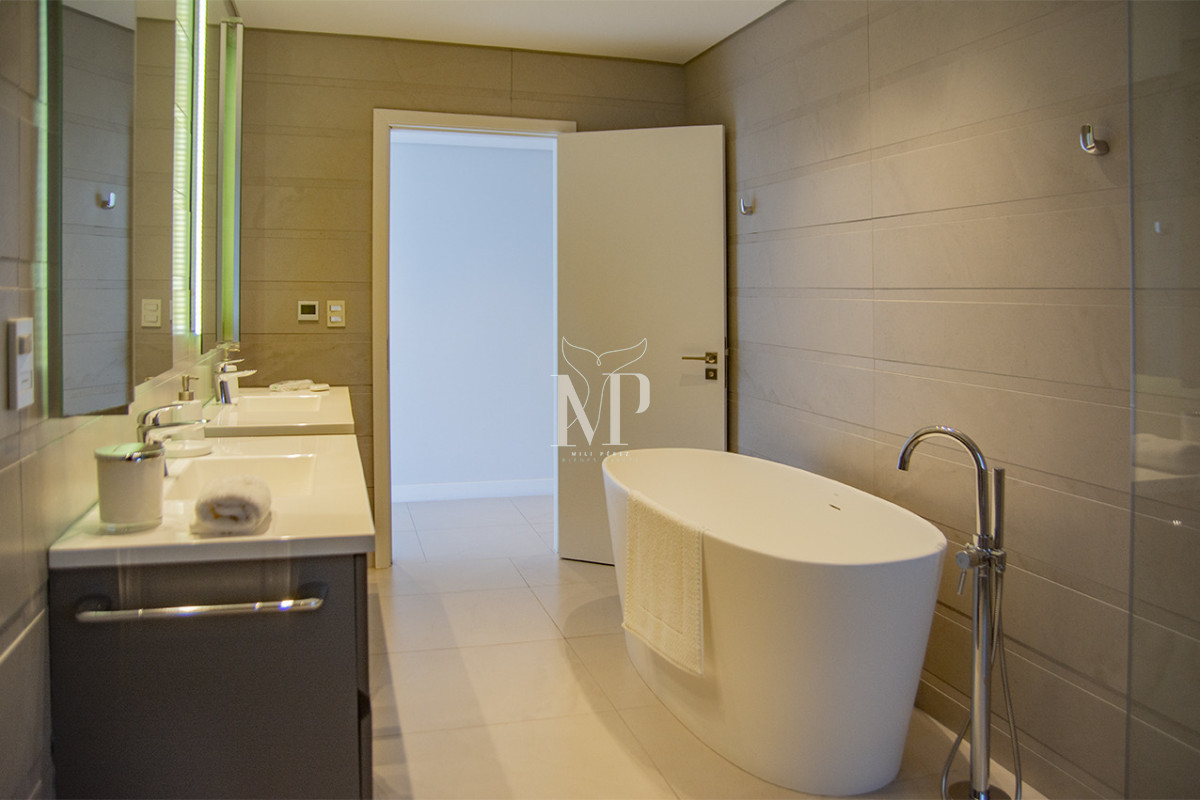 Apartamento ID.119 - A mentros del mar, en venta apartamento de 3 dormitorios en suite con hermosas vistas, Punta del Este