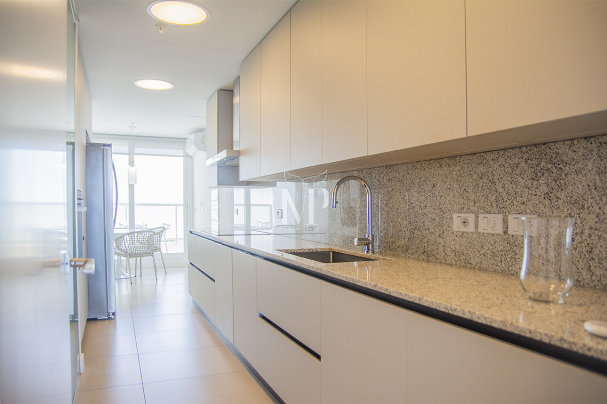 Apartamento ID.119 - A mentros del mar, en venta apartamento de 3 dormitorios en suite con hermosas vistas, Punta del Este