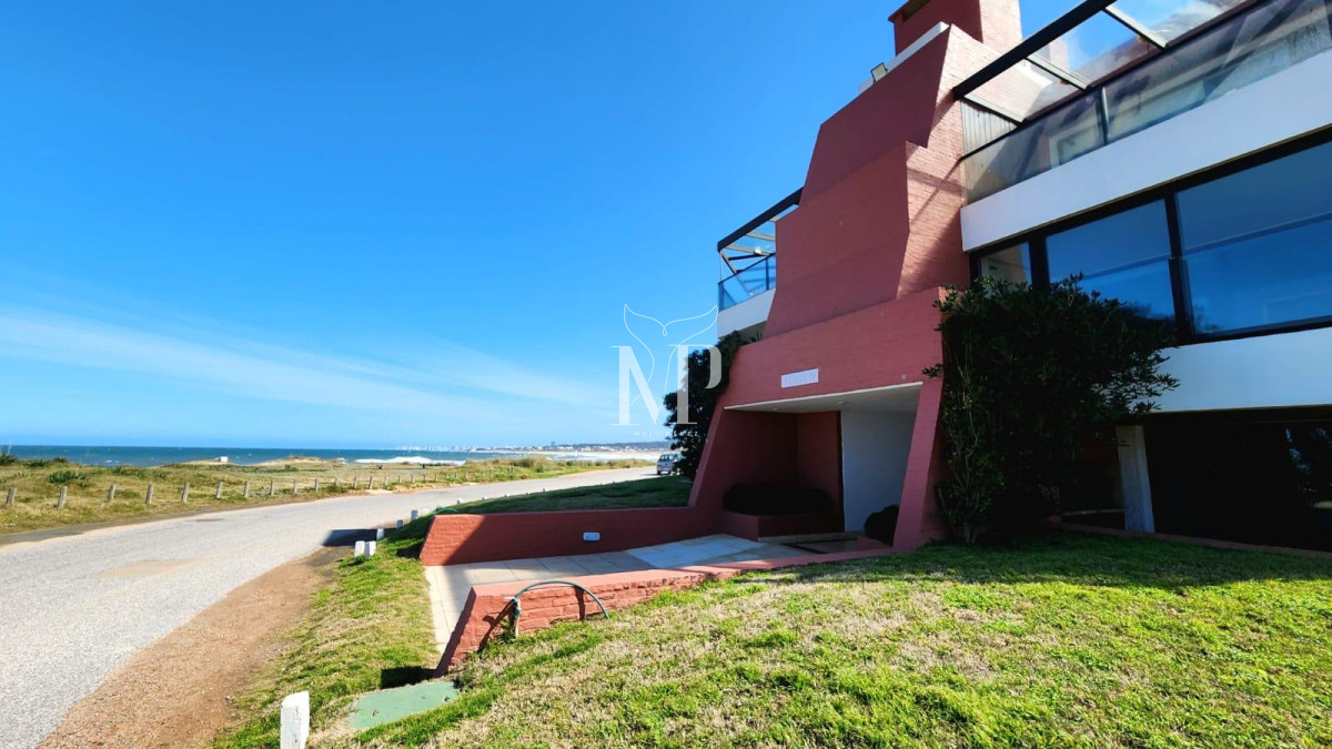 Apartamento ID.135 - En venta apartamento de 3 dormitorios con parrillero y excelente vista en Manantiales