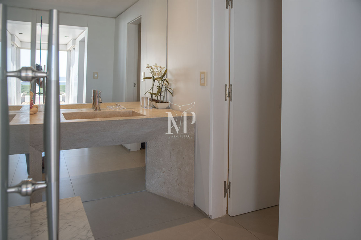 Apartamento ID.72 - Penthouse Duplex en Venta de 4 dormitorios en Playa Brava , Punta del este 