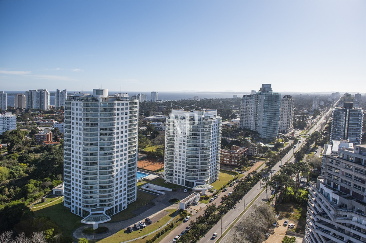 Apartamento ID.52 - Vende departamento de 3 suites en Punta del Este.