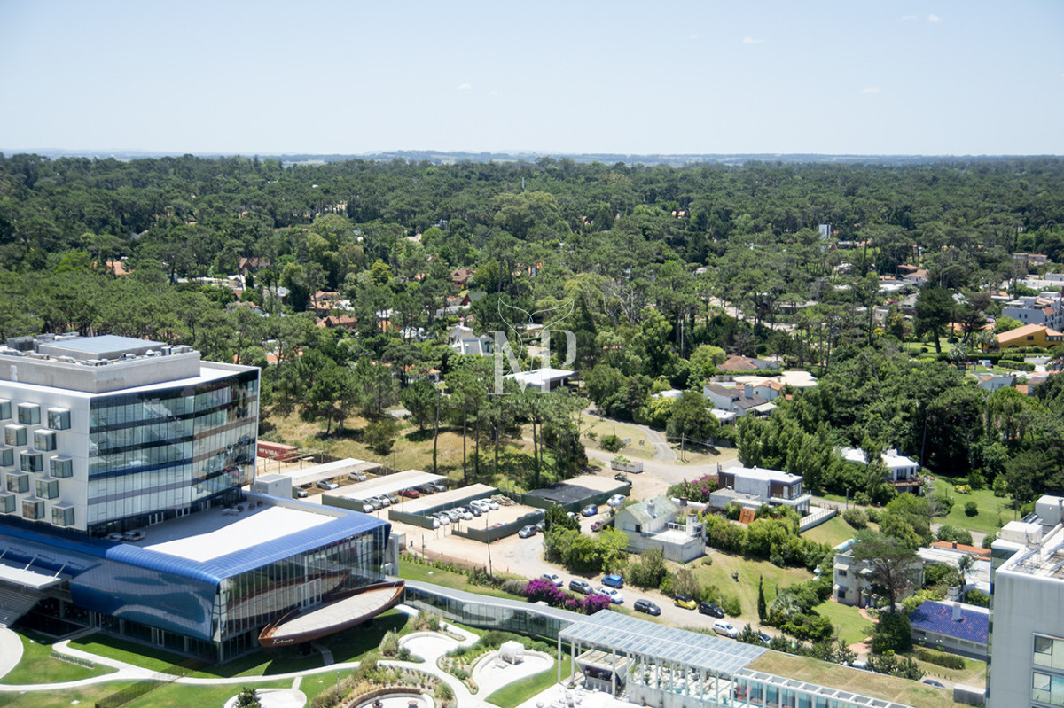 Apartamento ID.119 - A mentros del mar, en venta apartamento de 3 dormitorios en suite con hermosas vistas, Punta del Este