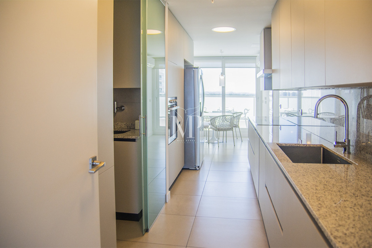 Apartamento ID.119 - A mentros del mar, en venta apartamento de 3 dormitorios en suite con hermosas vistas, Punta del Este