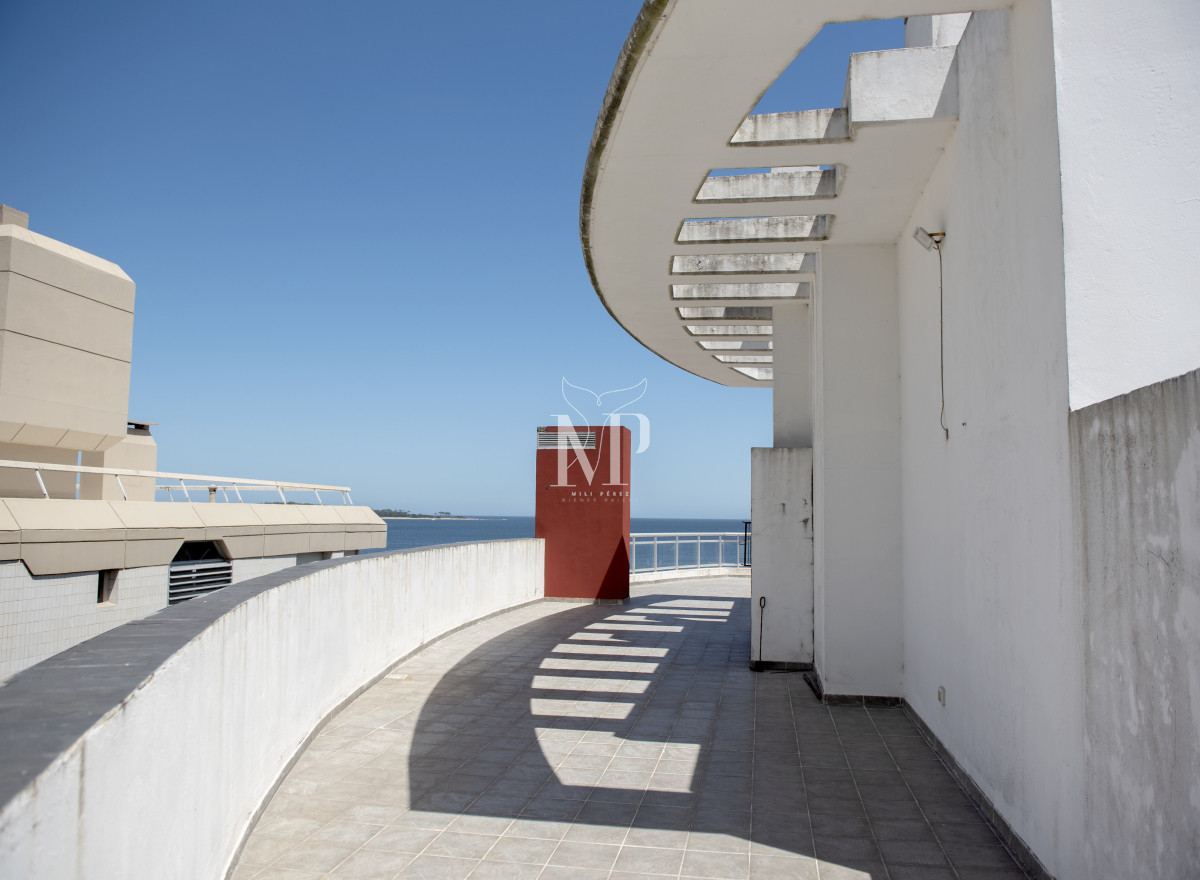 Apartamento ID.139 - Vende hermoso Penthouse en Playa Mansa con azotea propia en Punta del Este