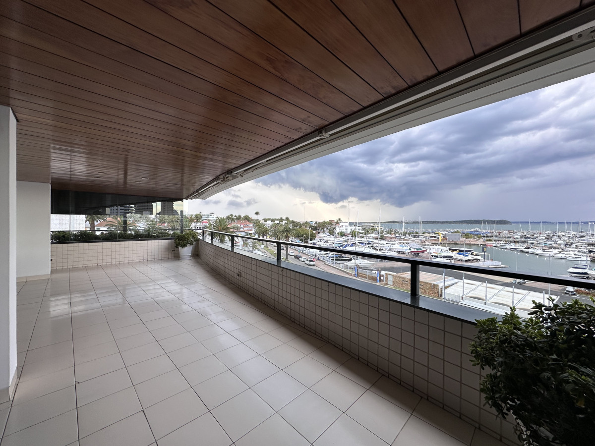 Departamento en Portofino con 2 garajes y hermosa vista al Puerto, Punta del Este