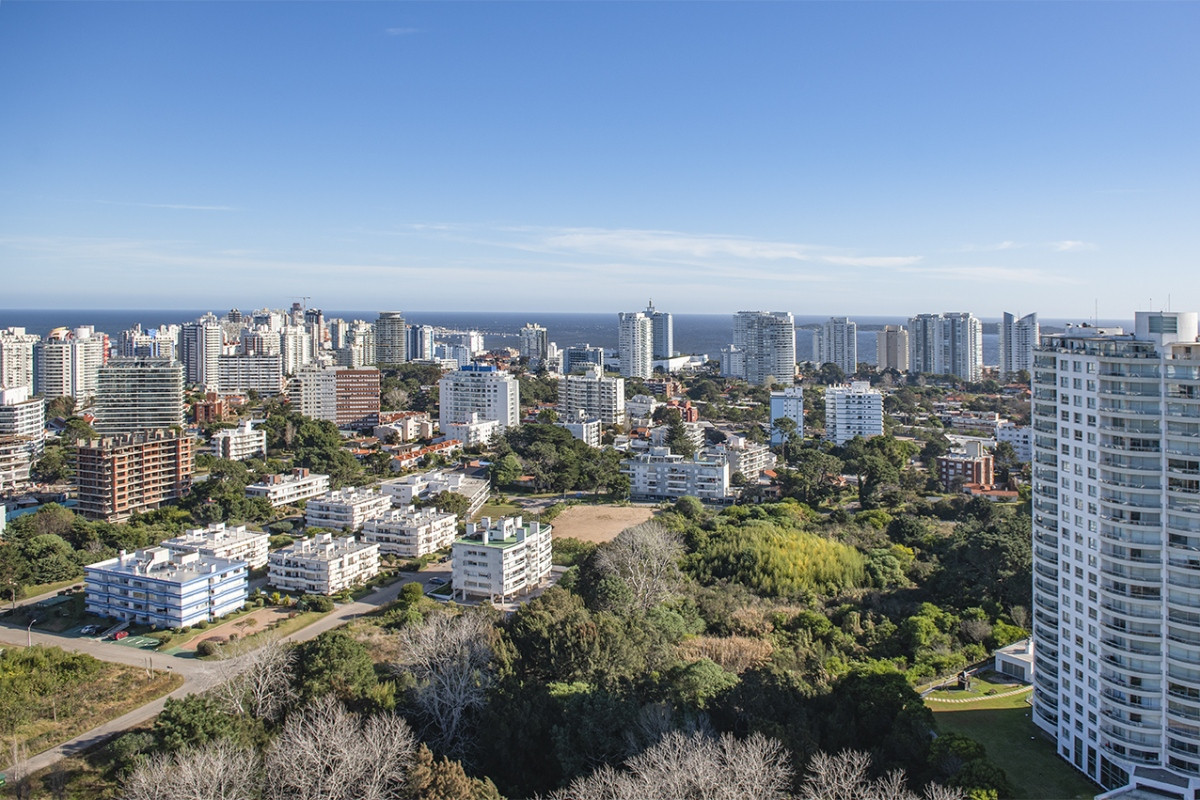 Vende departamento de 3 suites en Punta del Este.