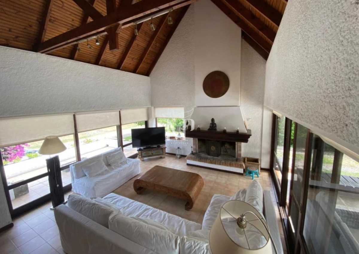 Casa ID.108 - En venta casa de 5 dormitorios, con piscina, parrillero y jardin en Lugano,Punta del Este