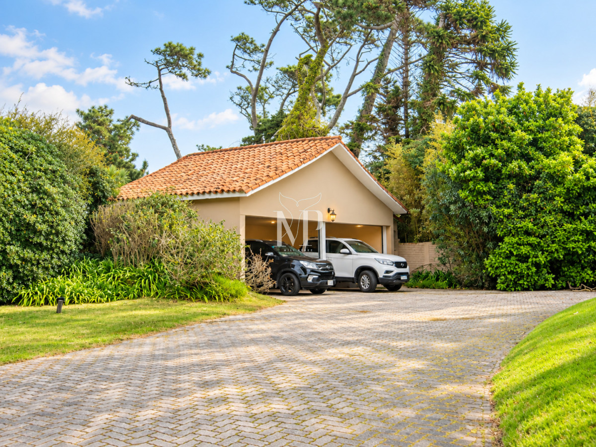Casa ID.36 - Casa en Venta de 5 dormitorios en el Golf , Punta del este , Playa Bravav