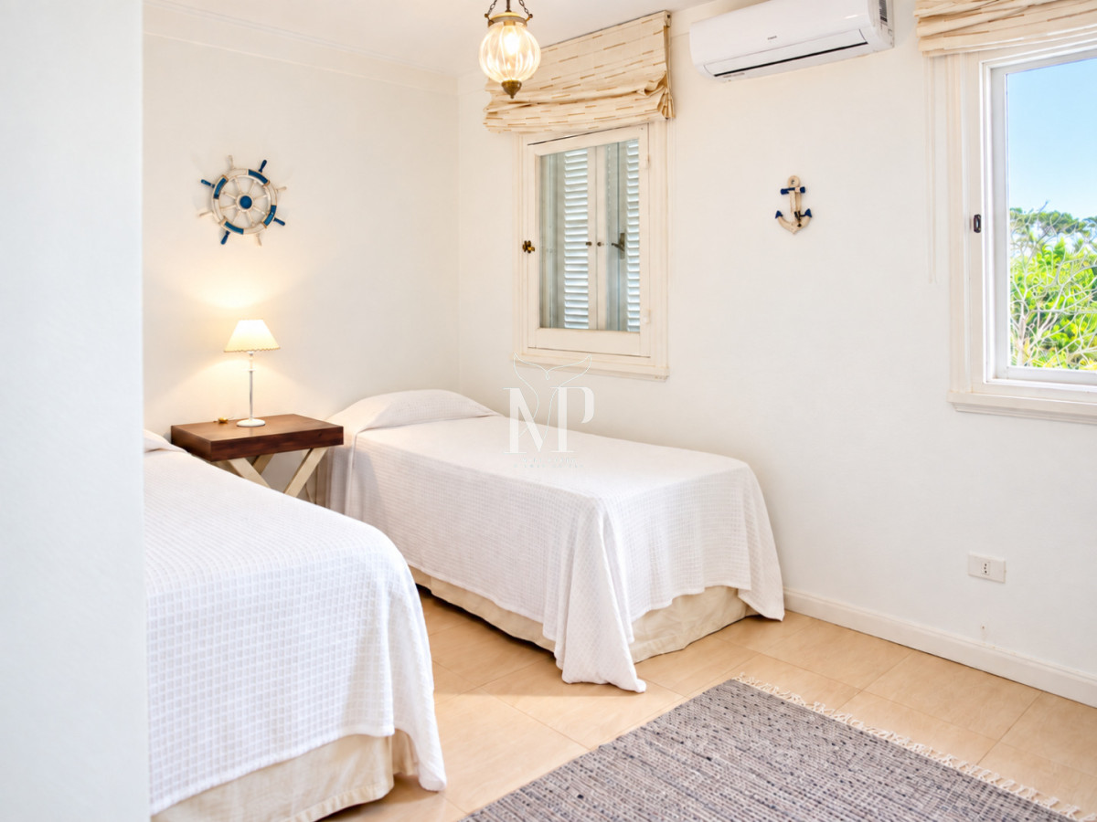 Casa ID.36 - Casa en Venta de 5 dormitorios en el Golf , Punta del este , Playa Bravav