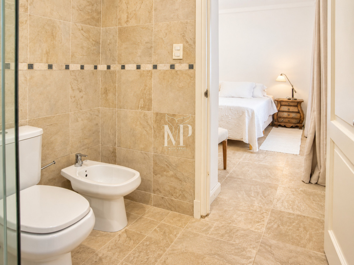 Casa ID.36 - Casa en Venta de 5 dormitorios en el Golf , Punta del este , Playa Bravav