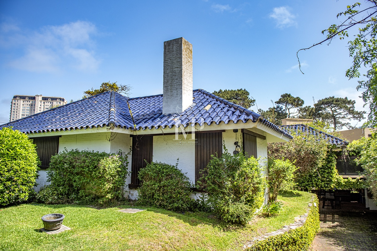 Casa ID.31 - Espectacular casa en Playa Mansa, a metros del mar. Punta del Este