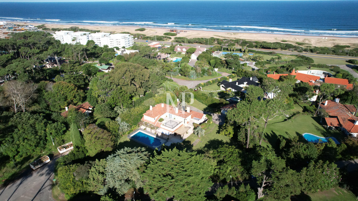 Casa ID.36 - Casa en Venta de 5 dormitorios en el Golf , Punta del este , Playa Bravav
