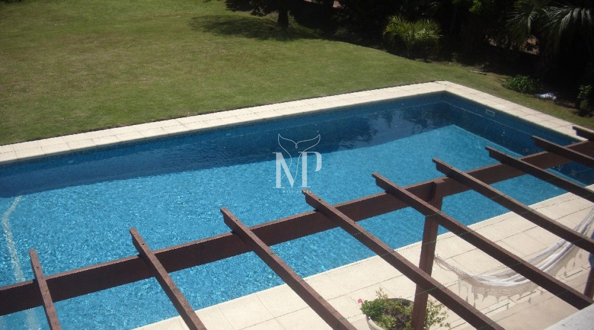 Casa ID.36 - Casa en Venta de 5 dormitorios en el Golf , Punta del este , Playa Bravav
